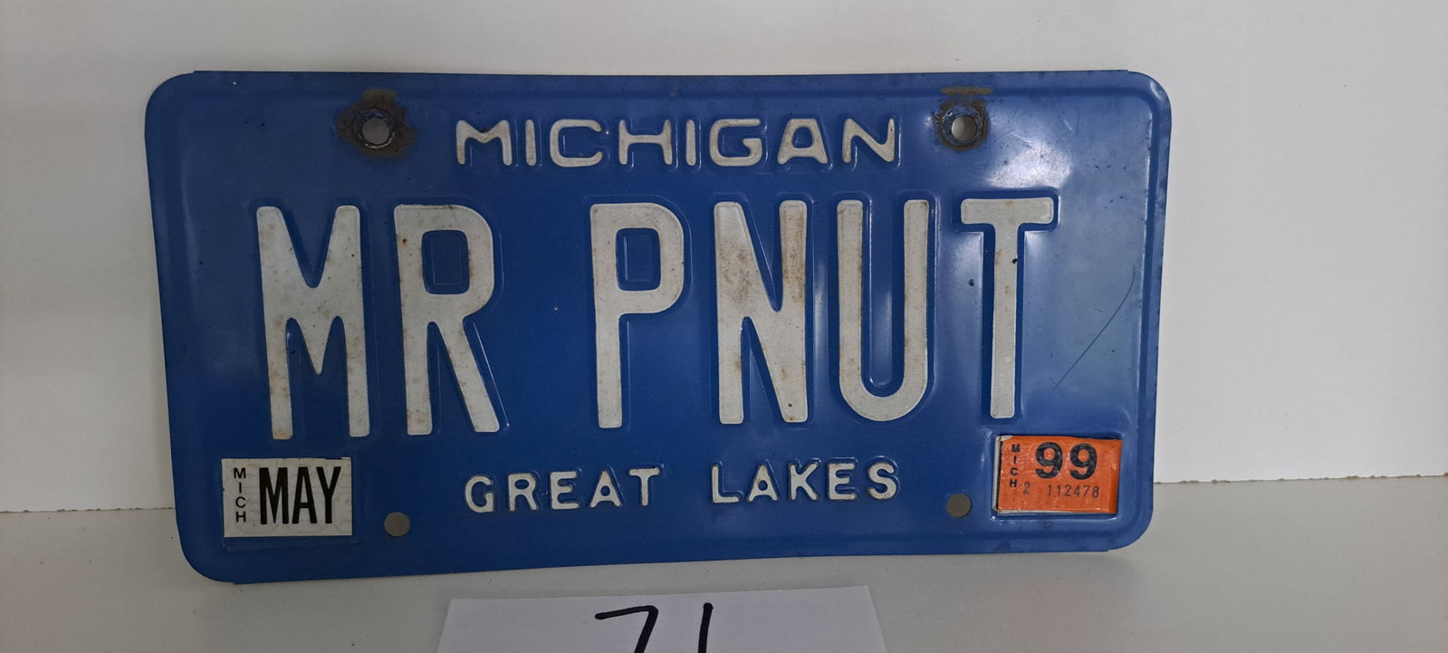 Mr. Peanut Michigan license plate: Michigan custom vanity license plate, "MR PNUT", last tag expired May 1999, minor wear, approx. 6" x 12", please verify auction location for pick up