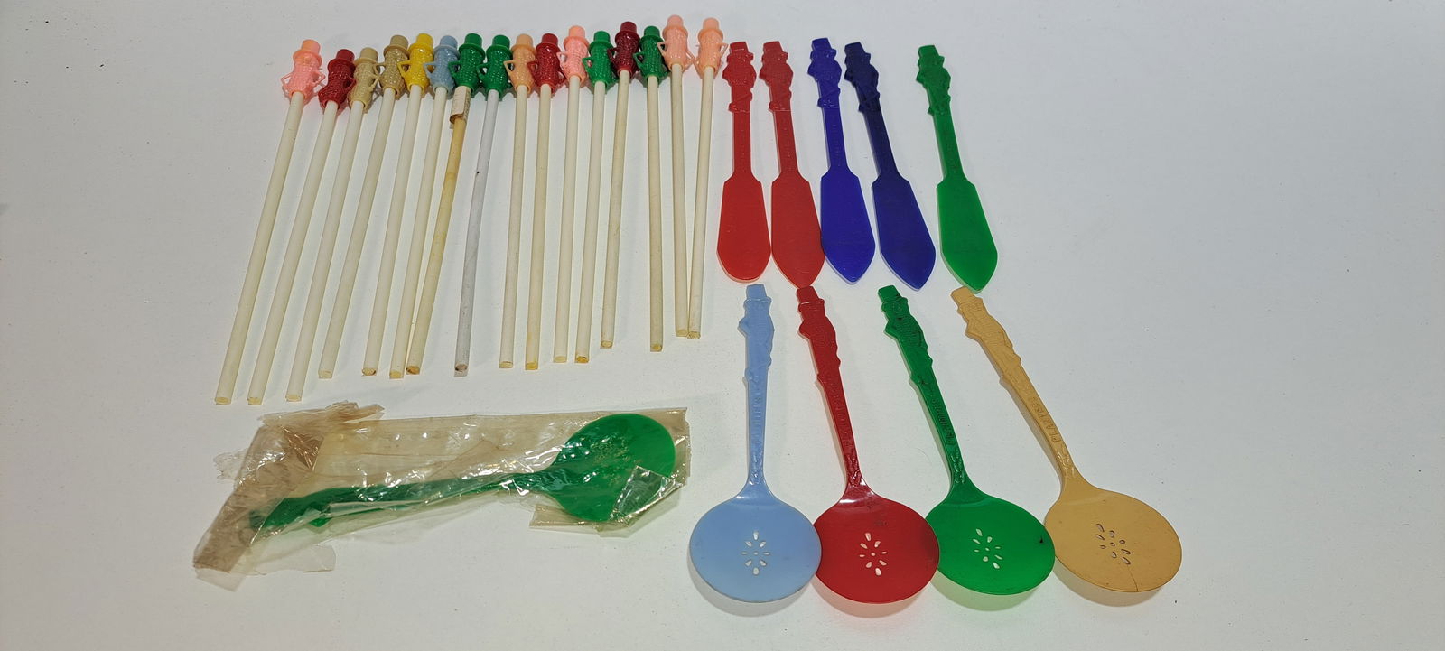 26 pc. lot Mr. Peanut plastic: 26 piece lot of plastic Mr. Peanut advertising including: straws, spreaders, and nut serving spoons, items show some wear, Please note: if picking up, location is different than auction location.