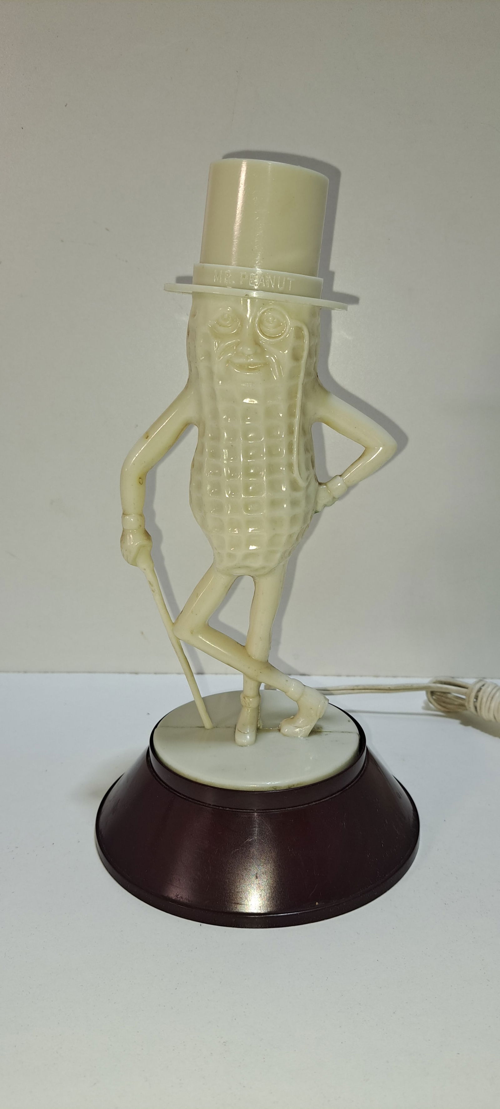 Mr. Peanut night light: plastic, figural, Mr. Peanut night light, white Mr. Peanut on maroon base, it does work, has some marks, approx. 9.5" tall, Please note: if picking up, location is different than auction location.