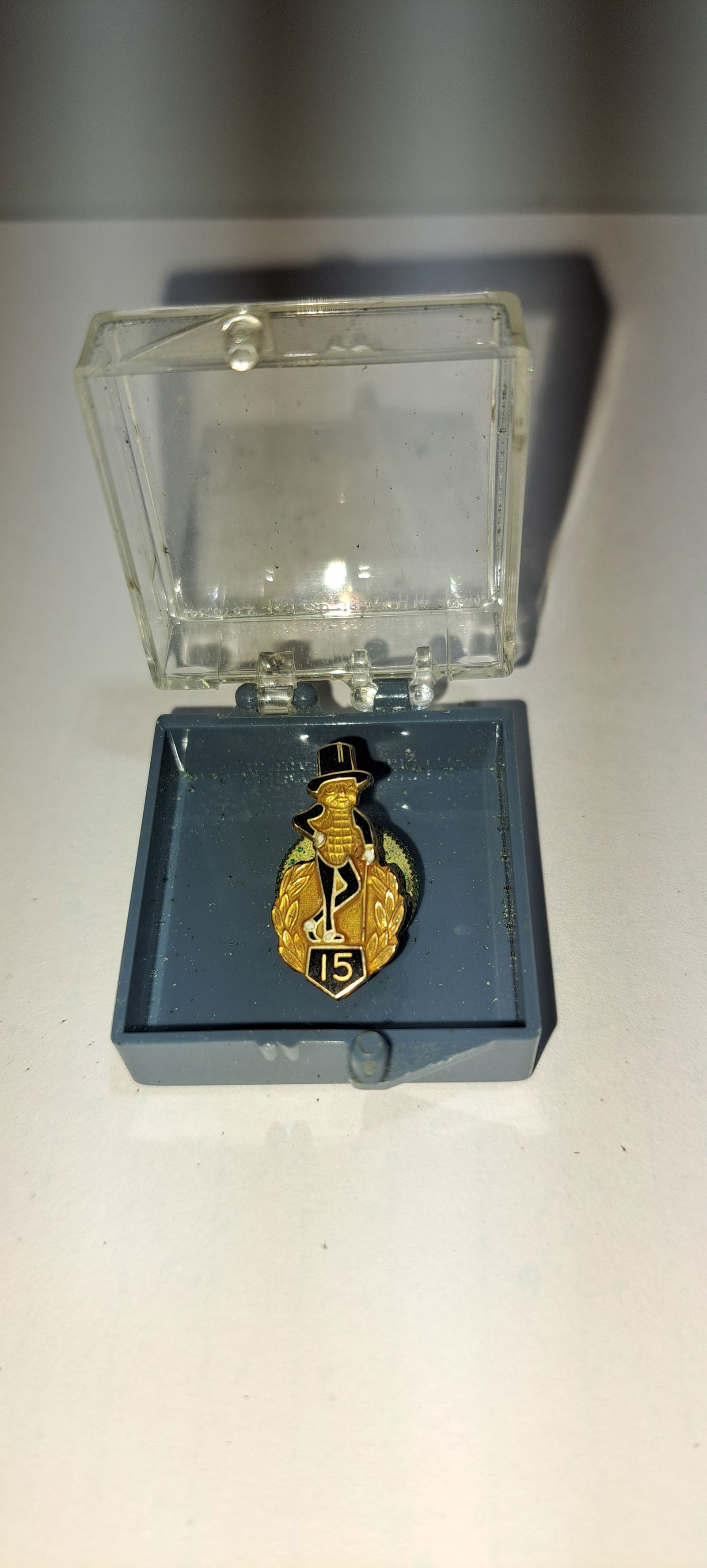Mr. Peanut 15 year service pin: early and rare, Mr. Peanut 15 year service pin in plastic case, 10k gold, very good condition, approx. .75", Please note: if picking up, location is different than auction location. Please contact us