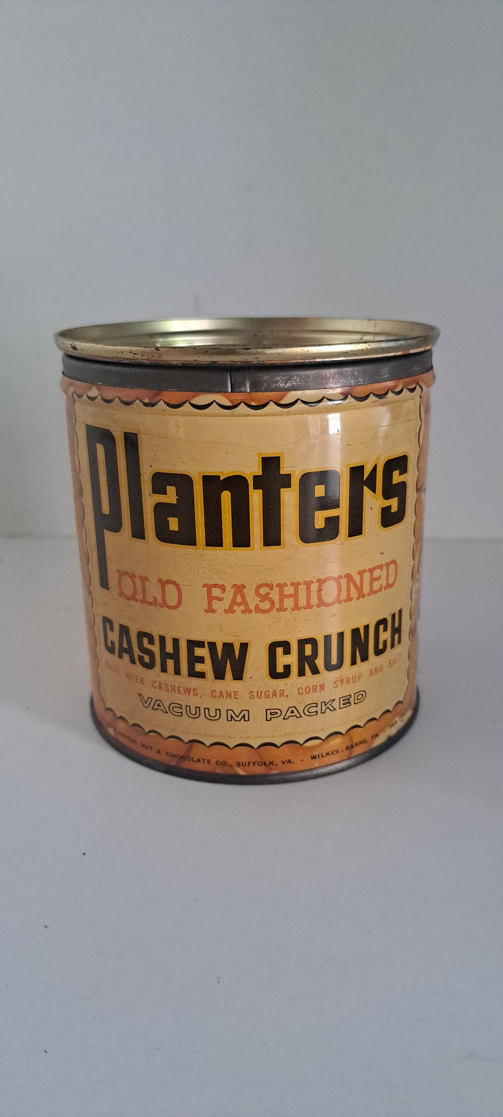 Planters Peanuts cashew crunch tin: Planters Peanuts old fashioned cashew crunch tin. Held 14 ounces. Empty, with lid. Good condition. Please see our shipping policy for options.