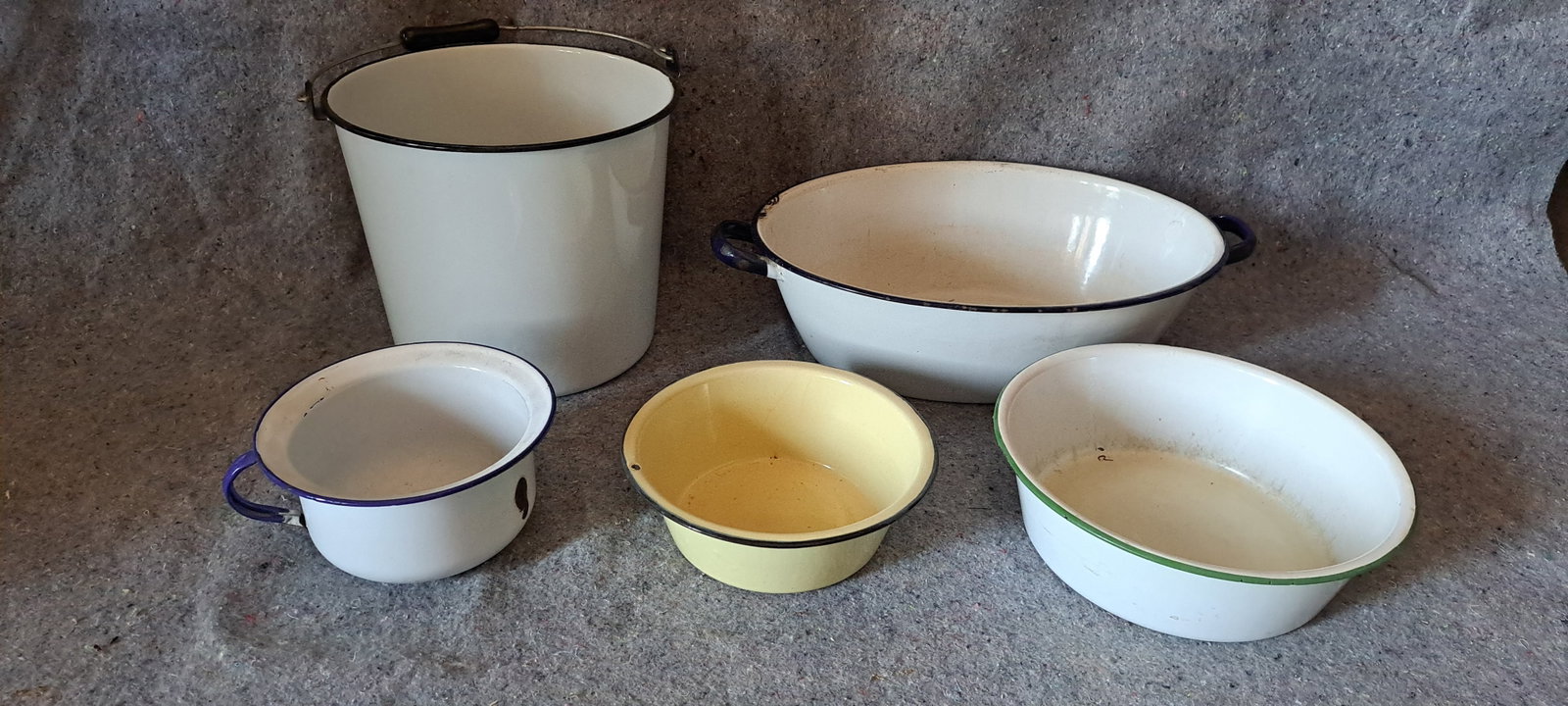 Lot of vintage enamelware pots (1 of 5)