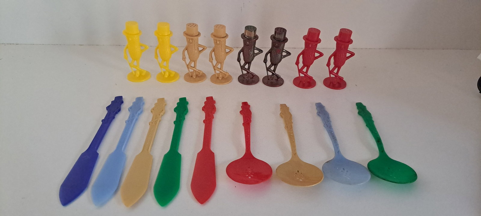 Mr. Peanut plastic lot: Lot consisting of: 4- sets of salt and pepper shakers, 5- peanut butter spreaders, 4- nut serving spoons. All in good condition. Please see our shipping policy for options.