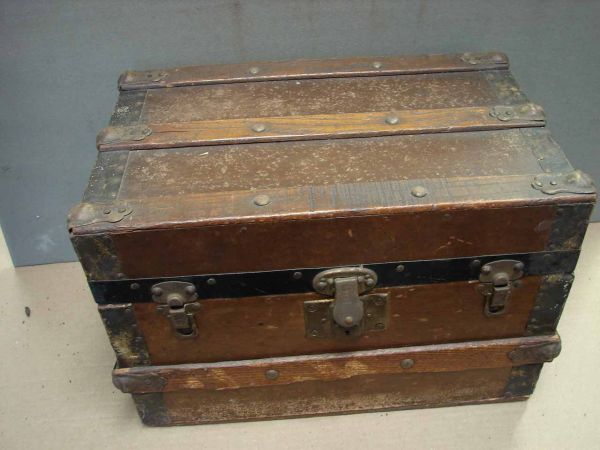 Doll's Trunk, flat top, no inside til, handles mis
