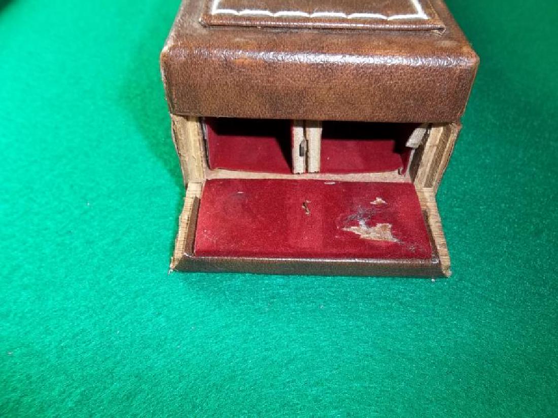 Palmer Custom Cue, 2 piece, 58", 18 oz, hard tan: Palmer Custom Cue, 2 piece, 58", 18 oz, hard tan Imperial case with handle, one end of case is broken, 33" l,Imperial case with handle, one end of case is broken, 33" l