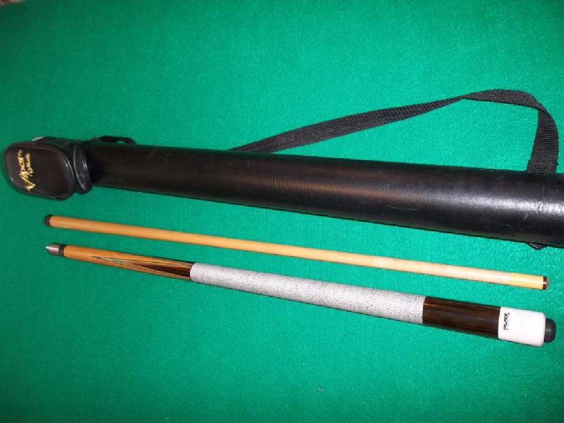 Palmer Custom Cue, 2 piece, 58", 18 oz, hard: Palmer Custom Cue, 2 piece, 58", 18 oz, hard black Viper case, with zippered pocket and strap, dirty inside case, vinyl is ripped near zipper opening, 31.5" l,black Viper case, with zippered pocket an
