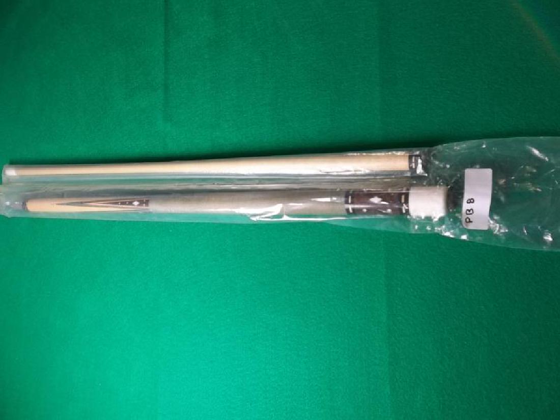 Palmer Custom Cue, 2 piece, 58", PB 8, scratches: Palmer Custom Cue, 2 piece, 58", PB 8, scratches on butt sleeve, discolored wrap, dents and scratches on forearm, scratches on shaft, ferrule is discolored, in plastic sleeve,on butt sleeve, discolore