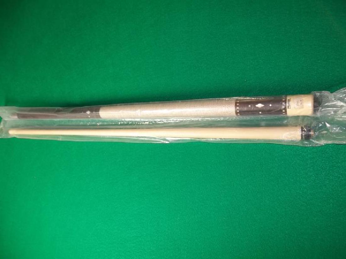 Palmer Custom Cue, not straight, PM 10, 2 piece,: Palmer Custom Cue, not straight, PM 10, 2 piece, 58", 19 oz, pearl inlay, nicks in forearm, in plastic sleeve,58", 19 oz, pearl inlay, nicks in forearm, in plastic sleeve
