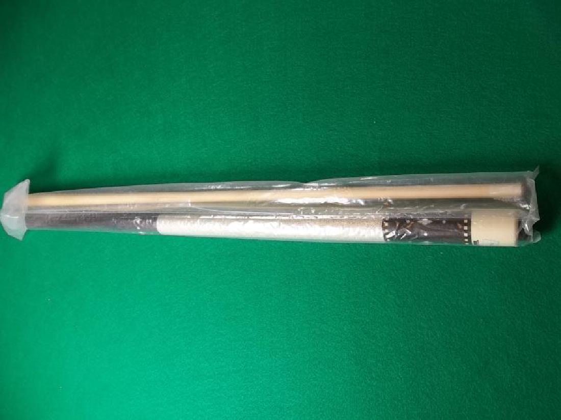 Palmer Custom Cue, PM 10, 2 piece, 58", 19 oz,: Palmer Custom Cue, PM 10, 2 piece, 58", 19 oz, pearl inlay, scratches on forearm and shaft ring, in plastic sleeve,pearl inlay, scratches on forearm and shaft ring, in plastic sleeve