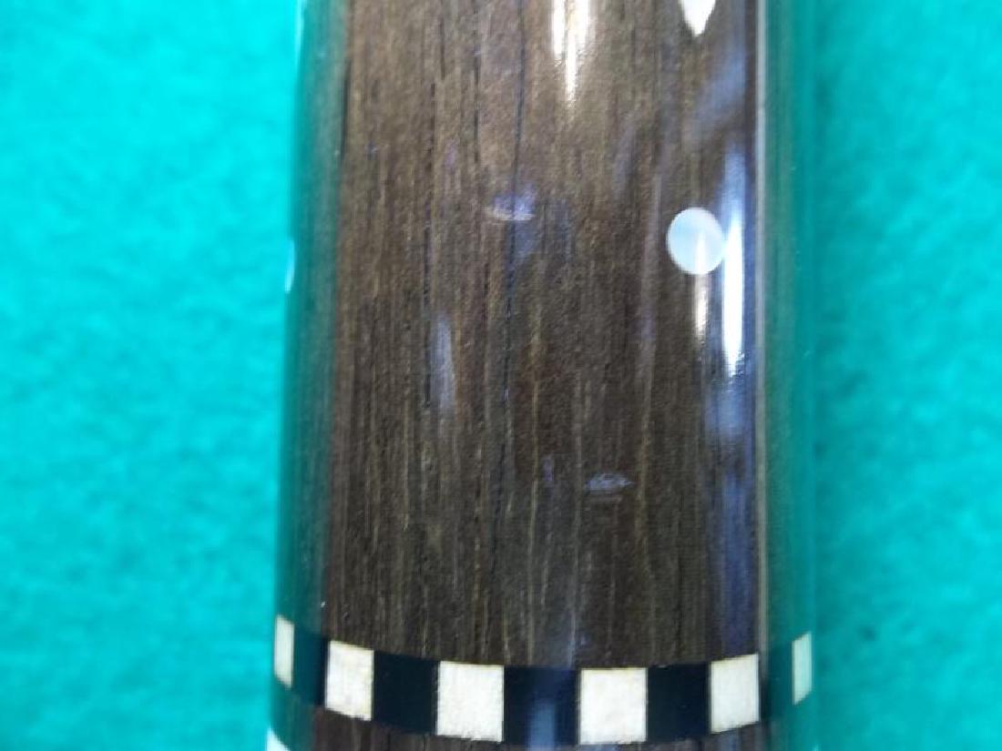 Palmer Custom Cue, PM 10, 2 piece, 58", 21 oz,: Palmer Custom Cue, PM 10, 2 piece, 58", 21 oz, pearl inlay, bumper is worn, scratches on butt sleeve, in plastic sleeve,pearl inlay, bumper is worn, scratches on butt sleeve, in plastic sleeve