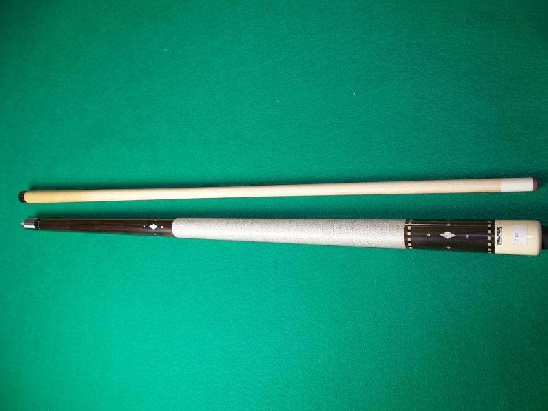 Palmer Custom Cue, PM 10, 2 piece, 58", 20 oz,: Palmer Custom Cue, PM 10, 2 piece, 58", 20 oz, pearl inlay,long scratch in butt sleeve, in plastic sleeve,pearl inlay,long scratch in butt sleeve, in plastic sleeve