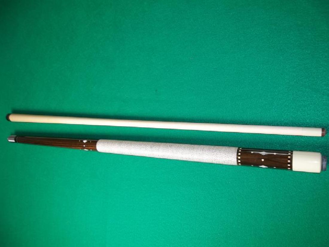Palmer Custom Cue, PM 10, 2 piece, 58", 20 oz,: Palmer Custom Cue, PM 10, 2 piece, 58", 20 oz, pearl inlay, bumper is worn, in plastic sleeve,pearl inlay, bumper is worn, in plastic sleeve
