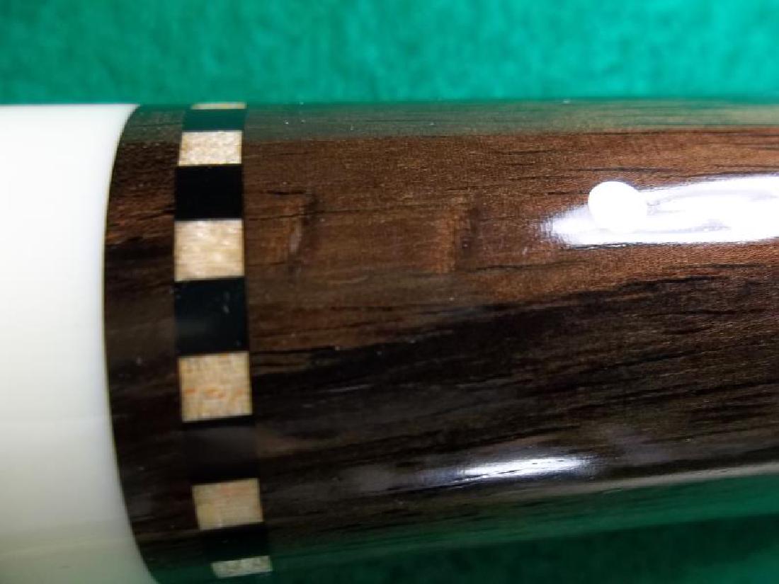 Palmer Custom Cue, not straight, PM 10, 2 piece,: Palmer Custom Cue, not straight, PM 10, 2 piece, 58", 20 oz, pearl inlay, bumper is worn, dents on butt sleeve, in plastic sleeve,58", 20 oz, pearl inlay, bumper is worn, dents on butt sleeve, in plas