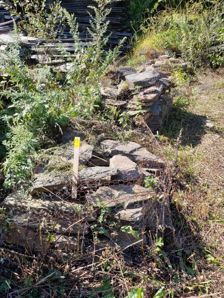 (6) lots of wall stone & (1) lot of salvage bricks (1 of 9)