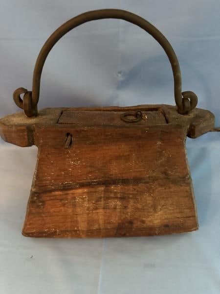 Carved Early Wooden Handled Tinderbox, hinged top, (1 of 9)