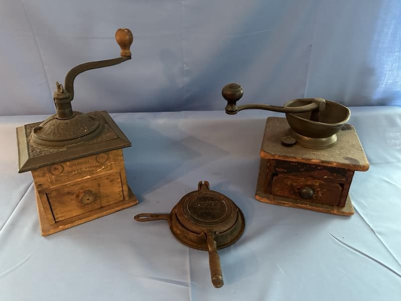 Lot of Kitchen Items -  miniature cast iron waffle (1 of 6)