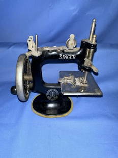 Miniature Singer Sewing Machine, Singer Manufacturi: Miniature Singer Sewing Machine, Singer Manufacturing Co., cromse table pitted, 7"Tx7"Wx4"D