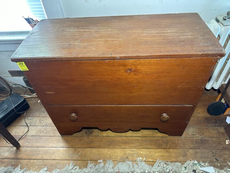 Blanket Chest, pine, lift top, one drawer: Blanket Chest, pine, lift top, one drawer, scratches and dents, 29"Tx38"Wx16.5"D