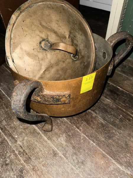 Pot, Copper. Tri foot, 3 handle, 9"Tx11"D: Pot, Copper. Tri foot, 3 handle, 9"Tx11"D