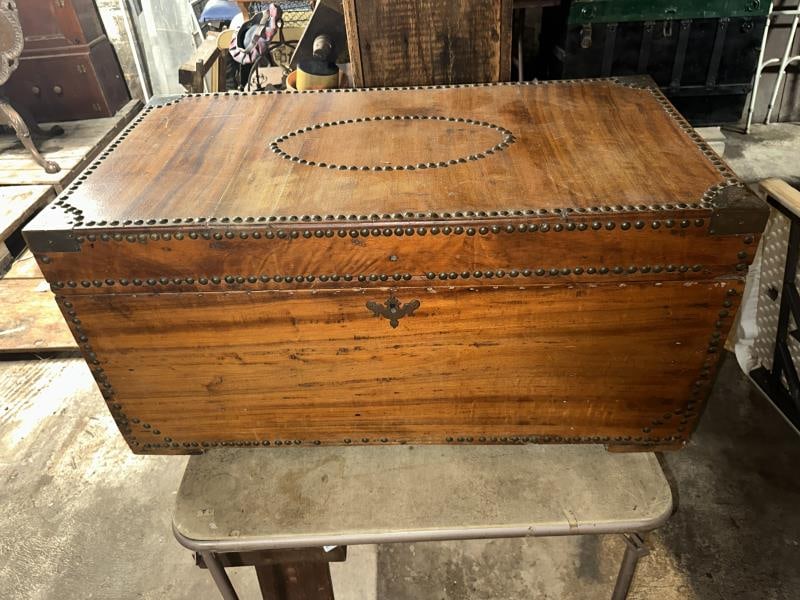 Brass Studded Lift Top Chest, hinge broken (1 of 7)