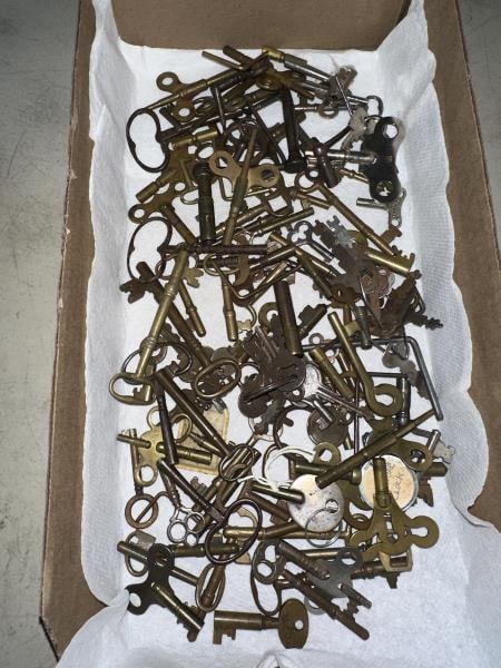 Large lot of Clock Keys and Skeleton Keys +/- 200 (1 of 2)