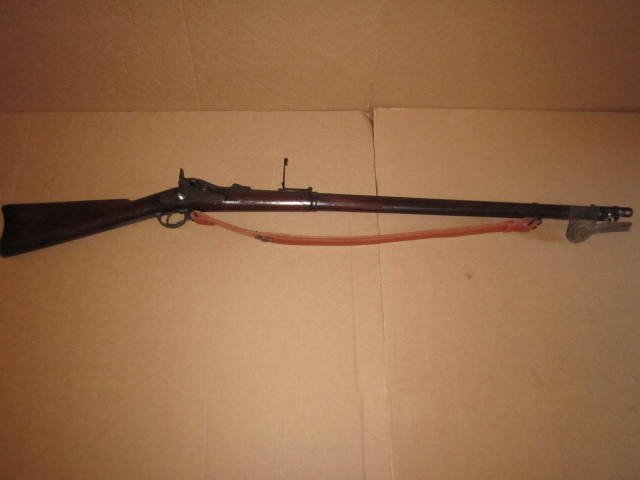 Percussion Musket US, Springfield w/ Eagle, Model 1884,: Percussion Musket US, Springfield w/ Eagle, Model 1884, Breech Loading Trapdoor, SN: 366737, CAL .45-70 Govt, Buffington Rear Sight, Bayonet w/ U.S. Brass & Leather Scabbard, Good Condition & Cartouch