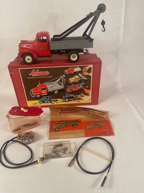 SCHUCO Red Elektro Tow Truck Schuco Construction Mint in Box (1 of 13)