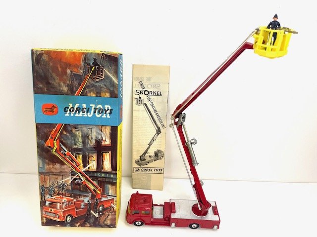CORGi TOYS #1127 SIMON SNORKEL FIRE ENGINE with BOX (1 of 19)