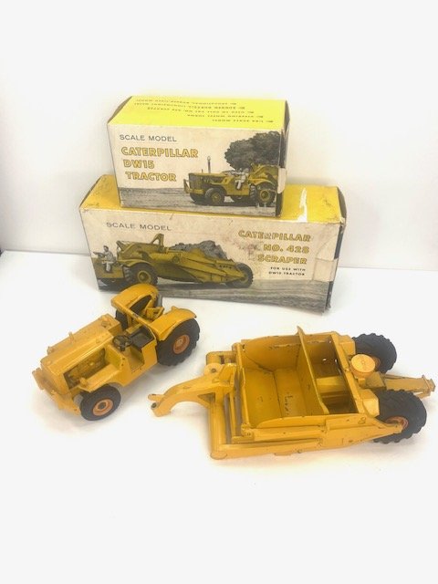 ESKA DW15 CATERPILLAR TRACTOR AND NO. 428 SCRAPER Models 1:24 (1 of 17)