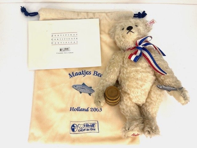 STEIFF 661082 Limited Edition 2003 White HOLLAND Maatjes 13" COA Bag: STEIFF #661082 Limited Edition 2003 White HOLLAND Maatjes. Limited Edition of 1,500 this is #937 of 1,500. Measures 13" Tall. Comes with a Certificate of Authenticity and original bag. Has barrel and 