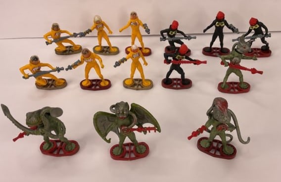 (14) BRITAINS deetail STARGARD and ALIENS figure LOT: (14) BRITAINS deetail STARGARD and ALIENS figure LOT. (6) Stargard (human) figures (4) Red Alien figures (4) Lizard Like Aliens.
