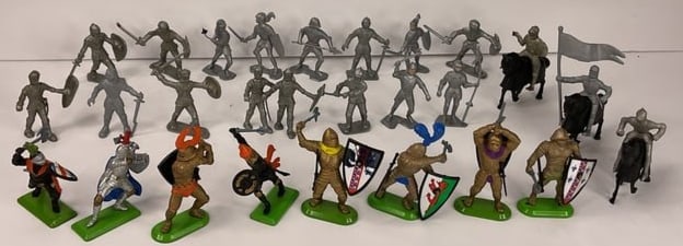 BRITAINS deetail KNIGHTS LOT of 8 and 19 MARX Plastic Knights all Vintage (1 of 10)