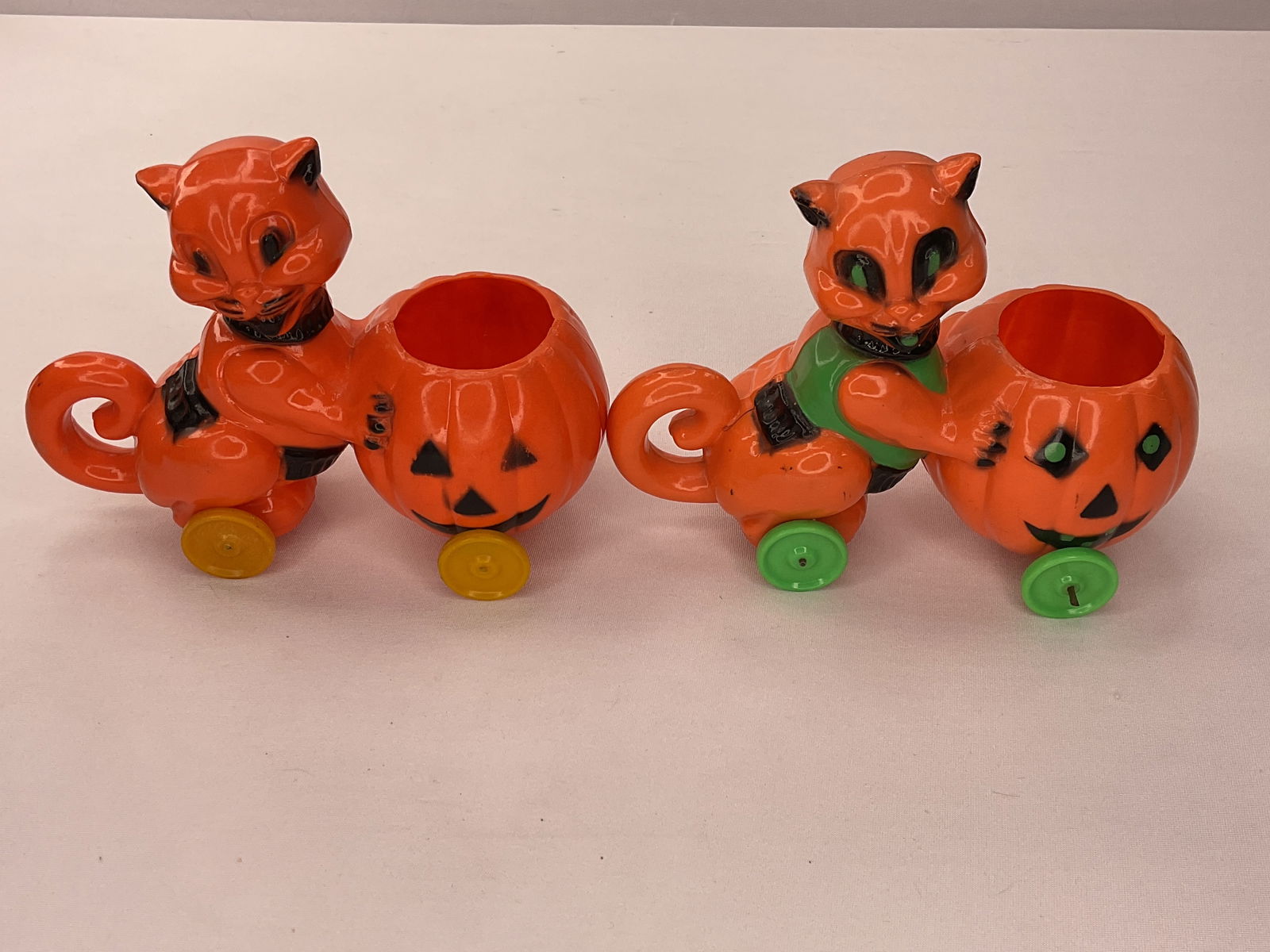 (2) Vintage Rosbro Halloween Plastic Cat Pushing a Pumpkin Candy Dish (1 of 9)