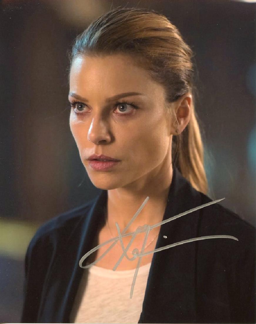 Lauren German LUCIFER 8x10 Signed Photo: Lauren German in person signed autographed photo from the TV series LUCIFER. Lauren German has the character Chloe Decker