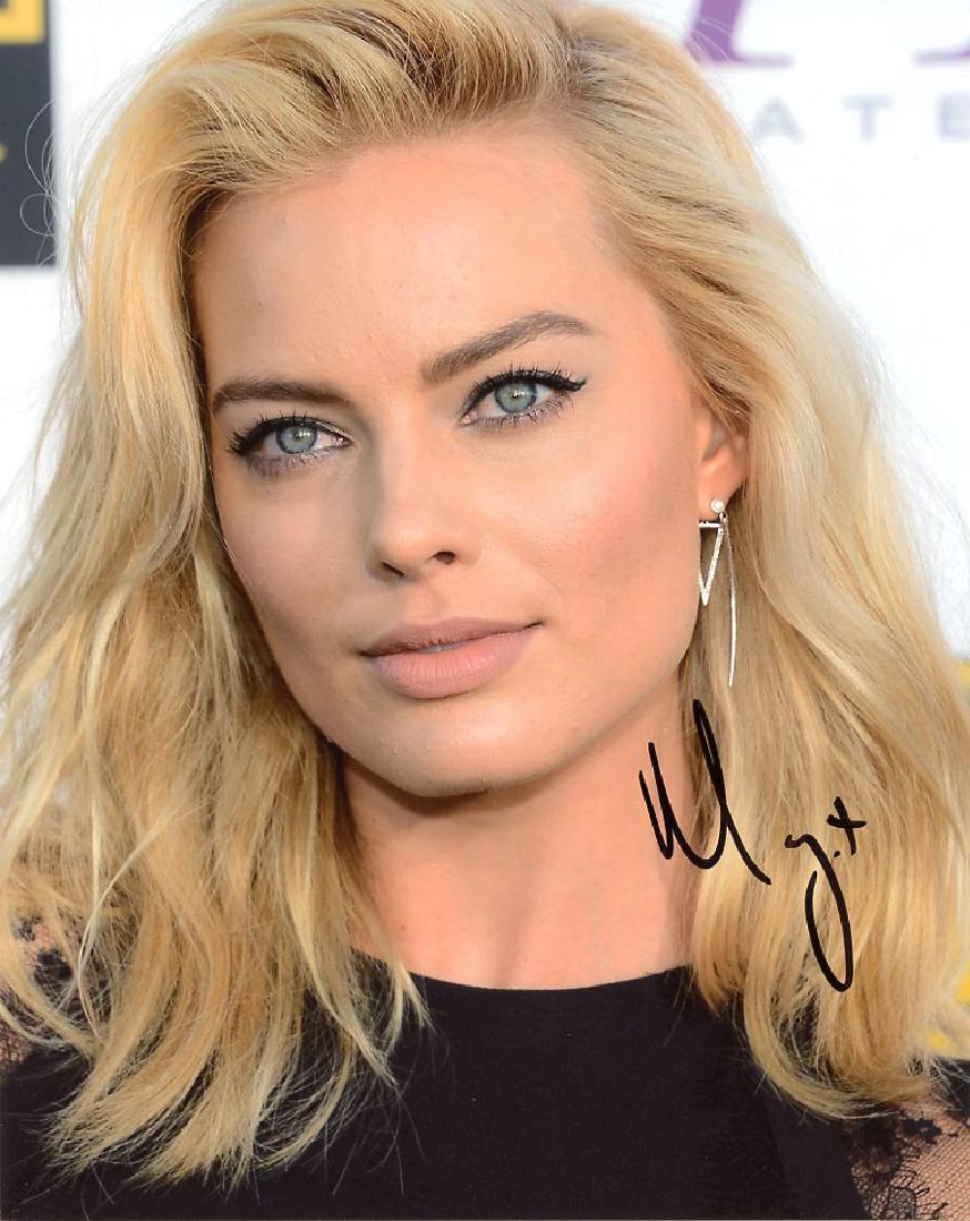 Margot Robbie PRETTY 8x10 Signed Photo: Margot Robbie in person signed black-and-white autographed photo. Margot Robbie has appeared in such movies as SUICIDE SQUAD, TARZAN, THE WOLF OF WALL STREET. Date & Signing location provided. Comes w