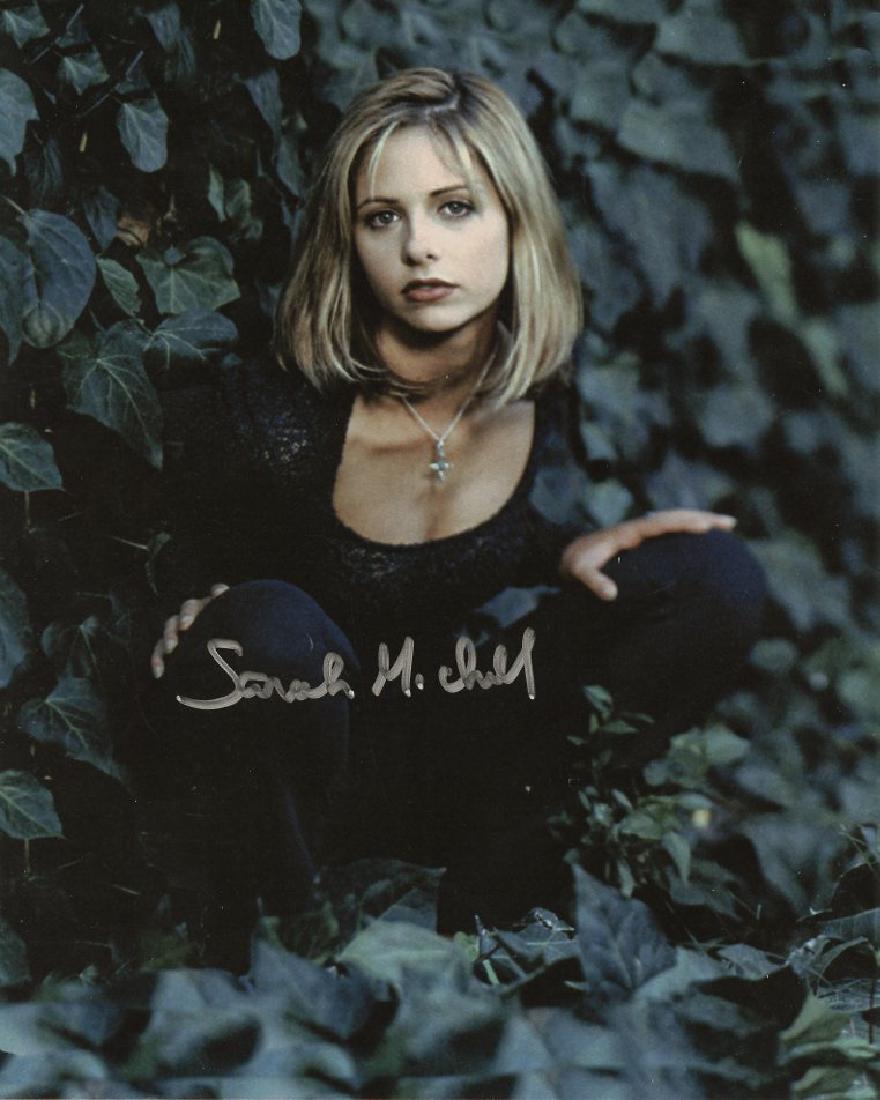 Sarah Micheller Gellar BUFFY In Person Signed Photo: Sarah Michelle Gellar in person signed autographed photo from the TV series BUFFY THE VAMPIRE SLAYER. Sarah Michelle Gellar as the character Buffy Summers. Comes with COA. Date & signing location prov