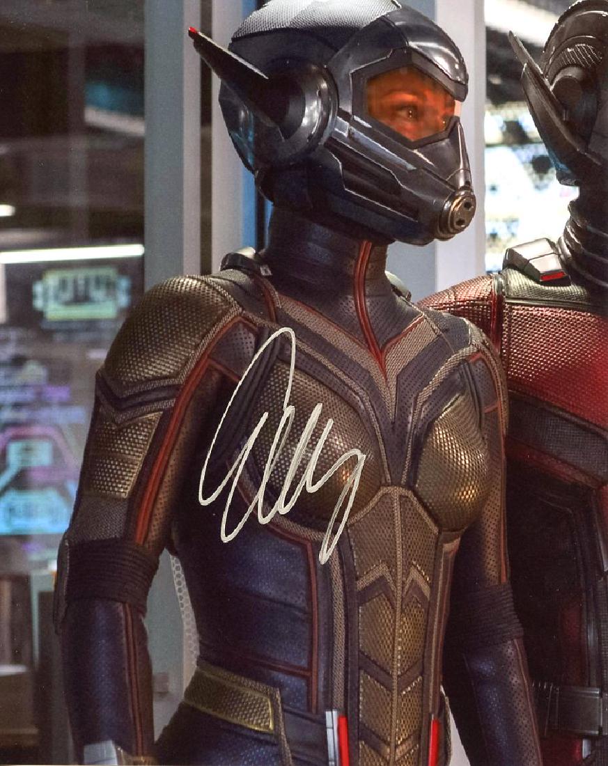 Evangeline Lilly ANT-MAN AND THE WASP In Person: Evangeline Lilly in person signed autographed photo from the movie ANT MAN AND THE WASP. Evangeline Lilly as the character Hope Van Dyne / The Wasp. Photo size is 8x10. Date & signing location provide