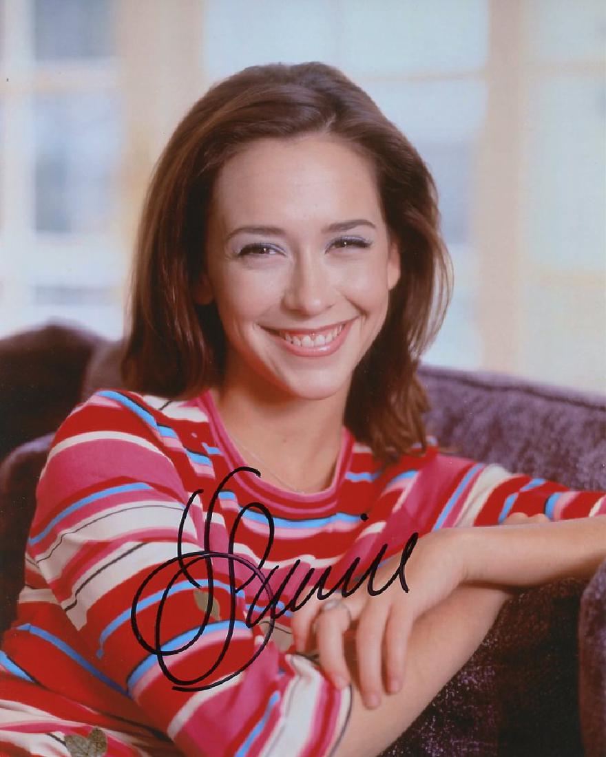 Jennifer Love Hewitt YOUNG In Person Signed Photo: Jennifer Love Hewitt close-up in person signed autographed photo. Jennifer Love Hewitt has done such TV and movies as I KNOW WHAT YOU DID LAST SUMMER, HEARTBREAKERS, and GHOST WHISPER. Photo size is 8