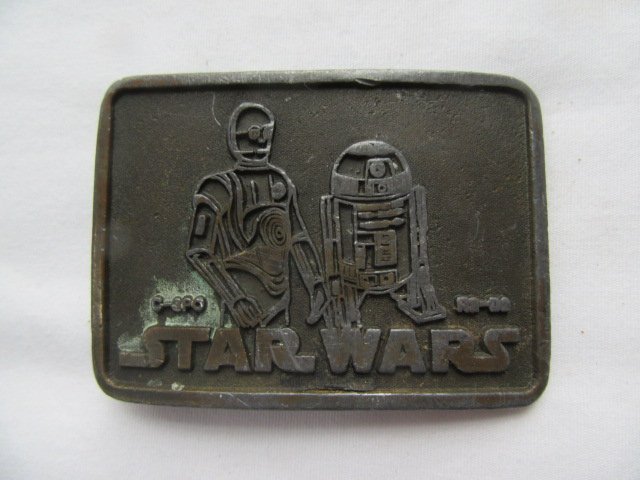 VINTAGE Star Wars C-3PO and R2-D2 Belt Buckle: Vintage era 1970's C-3PO and R2-D2 belt buckle. Item does show signs of wear and stains. Please see all photos for adding description. You are getting the item shown here.