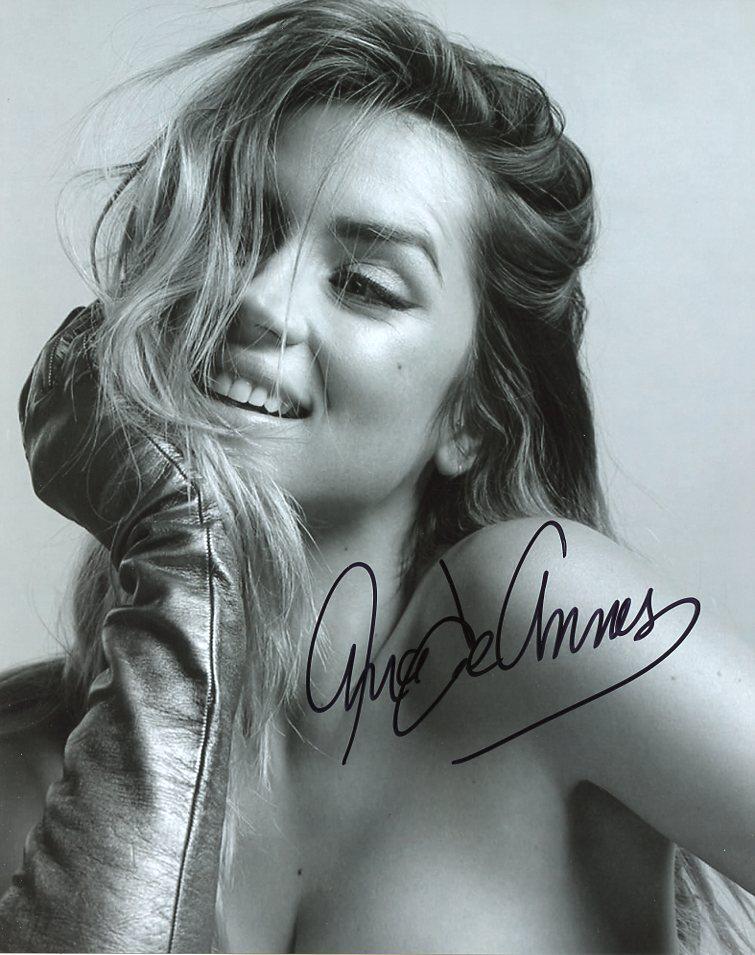 Ana deArmas B&W GORGEOUS In Person Signed Photo: Ana De Armas - beautiful in person signed autographed photo of this Cuban star. Ana de Armas has grown in current popularity with the new movie HANDS OF STONE. Photo sizes 8 x 10. Date and signing loc