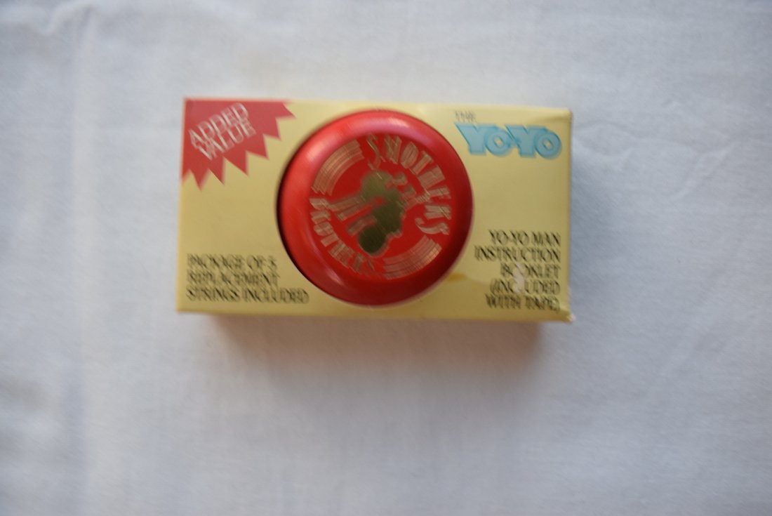 Vintage YoYo Smothers Brothers Yo-yo Man Yo-Yo: Still in box. Smothers Brothers Yoyo Man Hard Wood Red Kodak Advert Hummingbird Toy. Short side of box has small tear. Please see photos. Hard to find w/ original box.