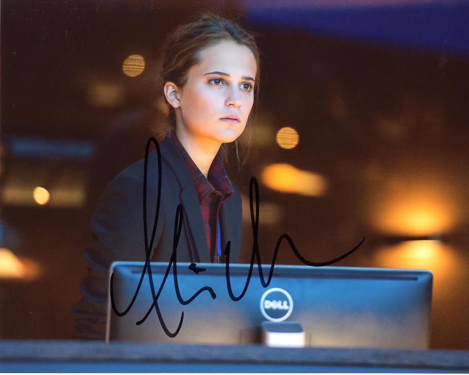 Alicia Vikander JASON BOURNE In Person Signed Photo: Alicia Vikander in person signed autographed photo from the movie JASON BOURNE. Alicia Vikander aas the character Heather Lee