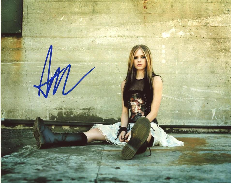 Avril Lavigne MUSICIAN In Person Signed Photo: Avril Lavigne in person signed autographed photo. Avril Lavigne has done the soundtrack for such movies as BRUCE ALMIGHTY, ALICE IN WONDERLAND, and SWEET HOME ALABAMA
