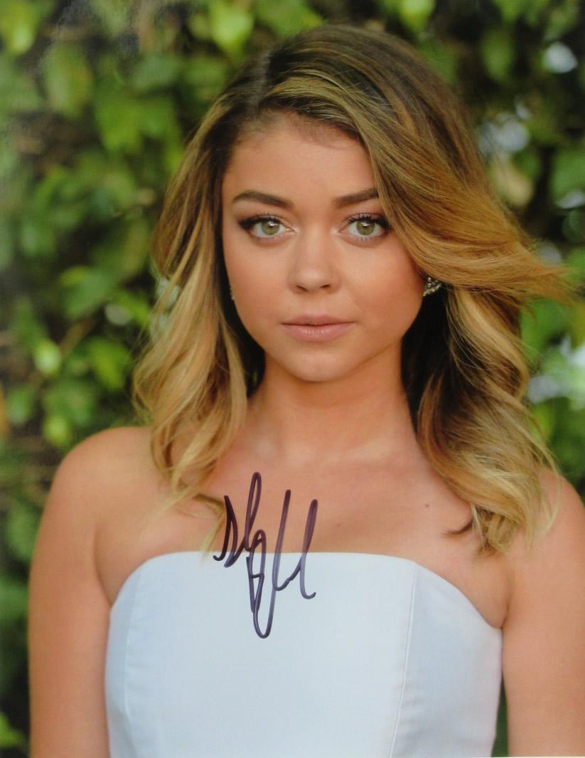 Sarah Hyland PRETTY 11x14 MODERN FAMILY In Person: Size of this photo is 11 x 14. Sarah Hyland in person signed autographed photo from the TV series MODERN FAMILY. Sarah Hyland as the character Haley Dunphy