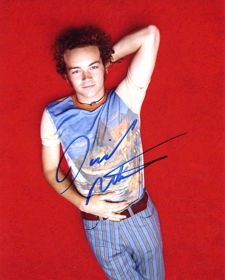 Danny Masterson THAT 70'S SHOW in Person Signed Photo: Danny Masterson in peson signed autographed photo from the TV series THAT70'S SHOW. Danny Masterson as the character Steven Hyde. Photo size is 8x10.