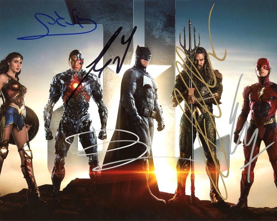 JUSTICE LEAGUE Cast In Person Signed Photo: AMAZING !! Ben Affleck / Ray Fisher / Gal Gadot / Henry Cavill / Jason Momoa in person signed cast photo from the movie JUSTICE LEAGUE.