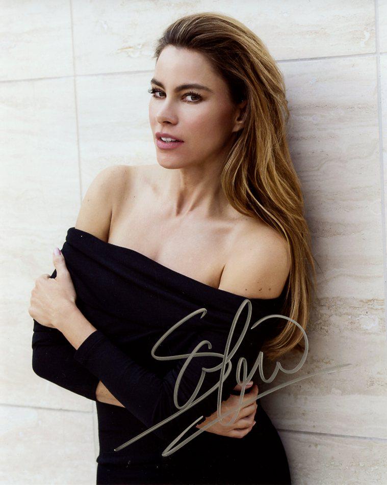 Sofia Vergara BEAUTIFUL In Person Signed Photo: Sofia Vergara in person signed autographed photo. Sofia Vergara has done such TV and movies as MODERN FAMILY, HOT PURSUIT, and MACHETE KILLS.