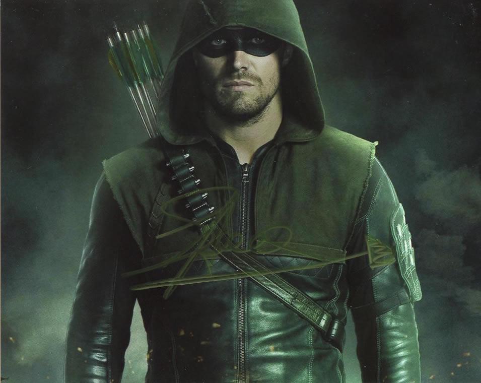 Stephen Amell ARROW In Person Signed Photo: Photo size is 8 x 10. * Signed in green a bit light. Priced accordingly Stephen Amell in person signed autographed photo from the TV series ARROW. Stephen Mal as the character Oliver Queen / Green Arr