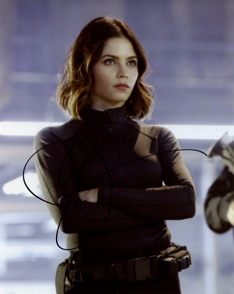 Jenna Dewan SUPERGIRL In Person Signed Photo: Photo size is 8 x 10. Jenna Dewan in person signed autographed photo from the TV series SUPERGIRL. Jenna Dewan as the character Lucy Lane