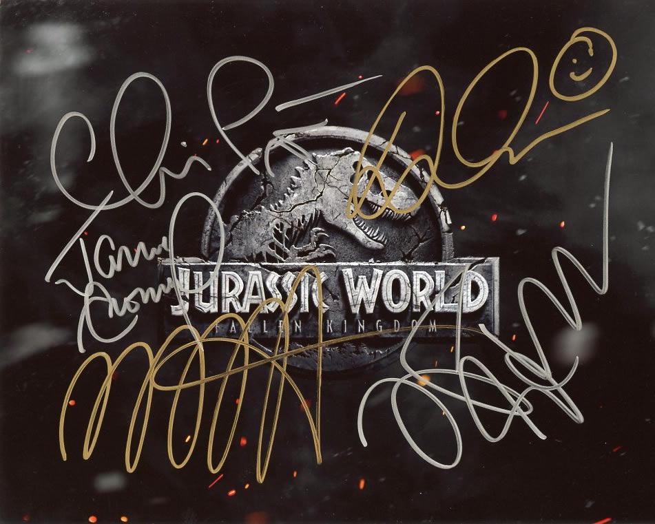 JURASSIC WORLD FALLEN KINGDOM Cast in Person Signed: Photo size is 8 x 10. This is signed by 5 of the cast. Chris Pratt, James Cromwell, Bryce Dallas Howard, Jeff Goldblum, and Daniela Pineda in person signed autographed photo from movie DRASTIC WORLD F